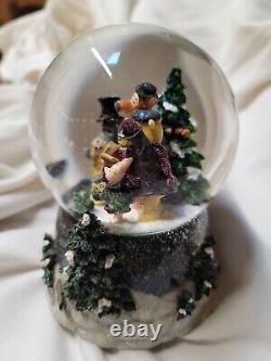 Boyd's Disney Holiday Caroling Pooh & Friends Snow globe Musical Deck the Halls