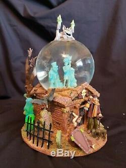 DISNEY Haunted mansion snow globe