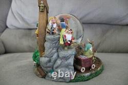 DISNEY Snow White and The Seven Dwarves Snow globe Music Box Figure RARE