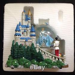 Disney Cinderella Castle MAGICAL MOMENT Musical SpinFigure Lite Up SnowGlobe-MIB