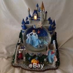 Disney Cinderella Castle MAGICAL MOMENT Musical SpinFigure Lite Up SnowGlobe-MIB