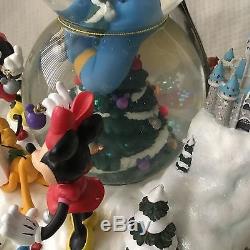 Disney Mickey Dumbo HOLIDAYS CHARACTERS Musical Lite Up Double Snowglobe-IOB