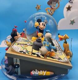 Disney Mickey & Friends Comic Strip Store Musical/Light Up Snow Globe