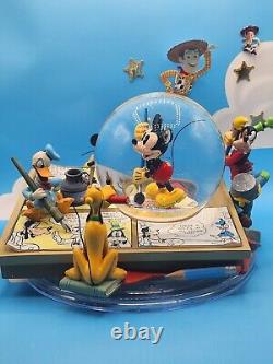 Disney Mickey & Friends Comic Strip Store Musical/Light Up Snow Globe