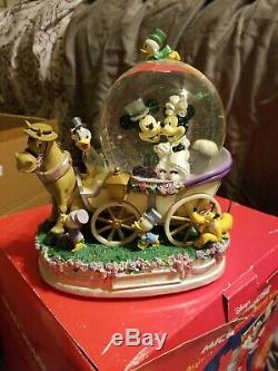 Disney Mickey Mouse & Minnie Mouse Just Married Musical Wedding Snow Globe 9