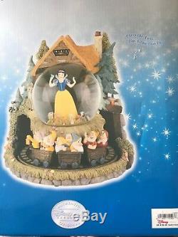 Disney STORE Exclusive Snow Whites Cottage Animated Musical Snow globe W Box
