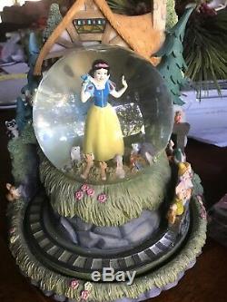 Disney STORE Exclusive Snow Whites Cottage Animated Musical Snow globe W Box