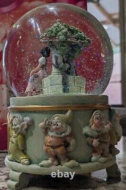 Disney Store Exclusive SnowWhite and the Seven Dwarfs Snow Globe Vintage