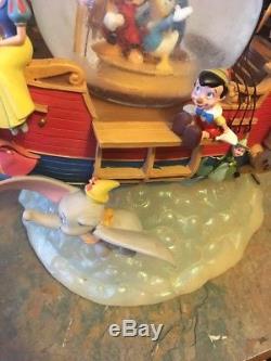 EXTREMLEY RARE Disney Snowglobe A Whole New World Boat See Description