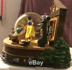New! Disney Store Snow White & Seven Dwarfs Musical Snow Globe Snowglobe