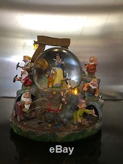 Original Disney Snow White Musical lit Snowglobe 9X9 inches. Collectable