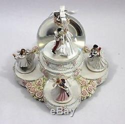 Rare 2007 Disney Snow Music Animated Globe Princess Wedding Cake Retired
