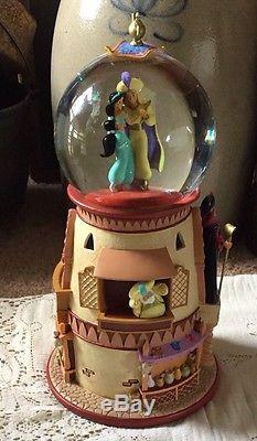 Very Rare Disney Aladdin and Jasmine Pedistal Musical Snowglobe #99070