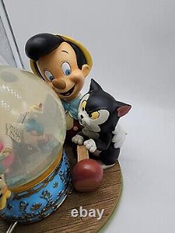 Walt Disneys Pinocchio Musical Snow Globe Vintage 90s. Pinocchio Figaro Cricket