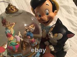 Walt Disneys Pinocchio Musical Snow Globe Vintage 90s. Pinocchio Figaro Statue
